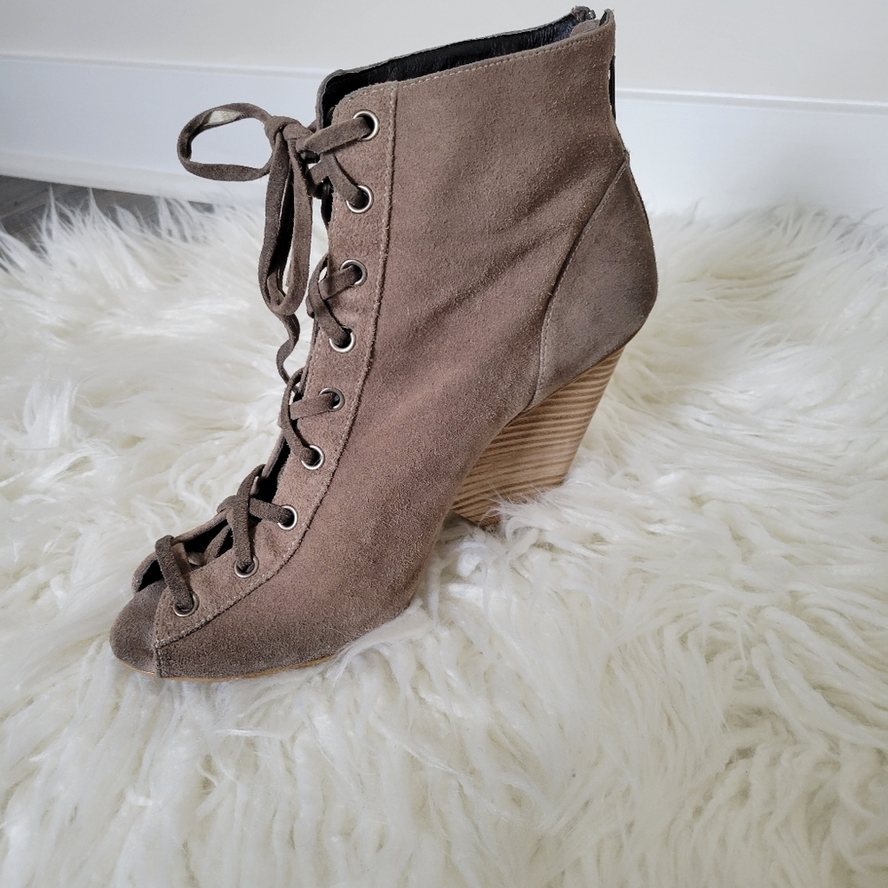 Trouve Culton-Lea Lace-up Booties in Khaki - Picture 8 of 14